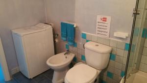 a small bathroom with a toilet and a sink at Casa Vacanze Daniela in Santa Teresa Gallura
