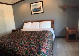 A bed or beds in a room at Starlight Inn Canoga Park