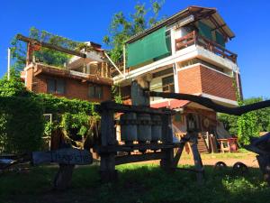 una casa que está situada encima de un edificio en Eco Hotel Gota del Chaco, en Villamontes