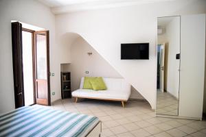A bed or beds in a room at Venti di Mare