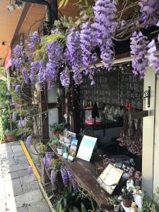 uma floricultura com flores roxas penduradas no tecto em Tian Hsiang Tea B&B em Ren'ai