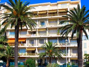 ニースにあるBeachfront apartment Promenade Des Anglaisのヤシの木が目の前に広がるホテル