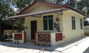uma pequena casa com um portão em frente em Homestay Kg Paya D Jitra em Jitra