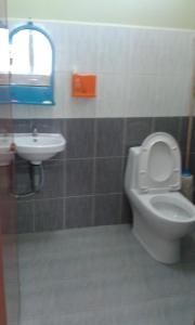 a bathroom with a toilet and a sink at Homestay Kg Paya D Jitra in Jitra