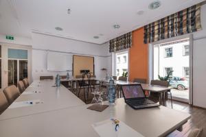 una sala de conferencias con un ordenador portátil sobre una mesa en Hotel Nibelungen Hof, en Xanten