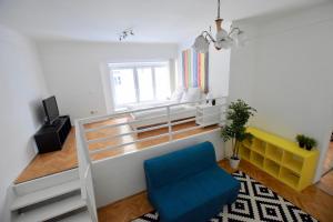 ブダペストにあるBudget Apartment by Hi5 - Akácfa 4のリビングルーム(青い椅子、窓付)
