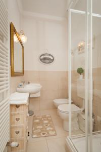 y baño con aseo, lavabo y ducha. en B&B Al Parco Giardini Margherita, en Bolonia