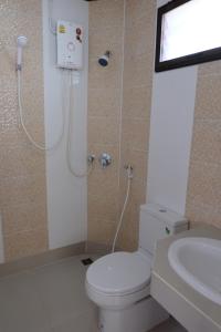 une salle de bain avec une douche, des toilettes et un lavabo dans l'établissement Bualuang Boutique Resort, à Ang Thong