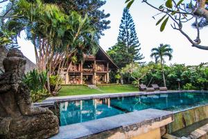 een zwembad voor een huis bij Villa Puri Burung in Canggu
