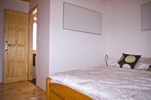 A bed or beds in a room at Harmatcsepp-Vendégház