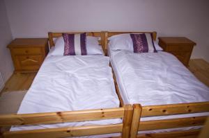 A bed or beds in a room at Harmatcsepp-Vendégház