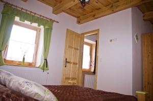 A bed or beds in a room at Harmatcsepp-Vendégház