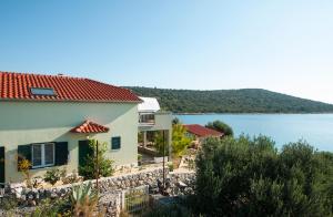 uma casa com vista para a água em Guest House Loranum em Sevid