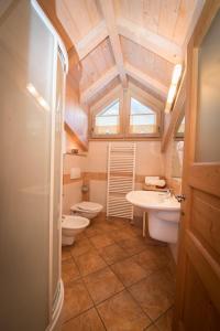 a bathroom with two sinks and two toilets at Baita Canton in Valfurva