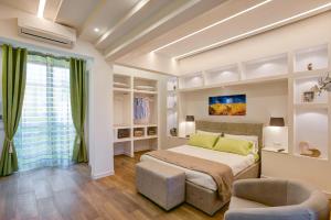A bed or beds in a room at Cuore di Sorrento Suites