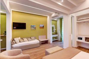 a living room with a couch and a yellow wall at Cuore di Sorrento Suites in Sorrento