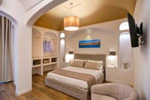 A bed or beds in a room at Cuore di Sorrento Suites