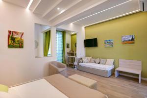 A television and/or entertainment centre at Cuore di Sorrento Suites