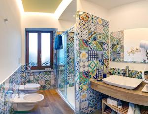 A bathroom at Cuore di Sorrento Suites