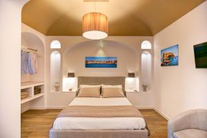 A bed or beds in a room at Cuore di Sorrento Suites