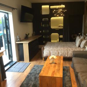 温莎Willow Court Farm Studio West & Petting Farm, 8 mins to Legoland & Windsor, 15 mins to Lapland UK的客厅配有床和茶几