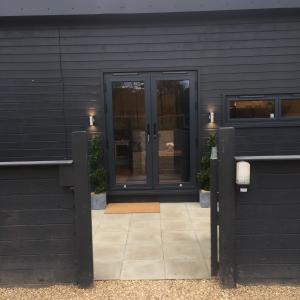 Willow Court Farm Studio West & Petting Farm, 8 mins to Legoland & Windsor, 15 mins to Lapland UK的门面或入口