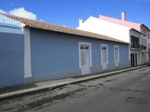 ein blau-weißes Gebäude an der Straßenseite in der Unterkunft Casa Flor d'Sal in Angra do Heroísmo
