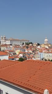uma vista para uma cidade com telhados vermelhos em Stay In Alfama em Lisboa