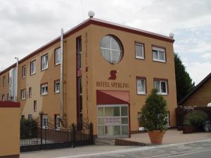 a building with a hotel sitting on a street at Hotel Sperling mit E-Ladestation in Speyer