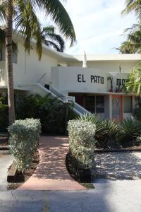 een gebouw met palmbomen ervoor bij El Patio Motel in Key West