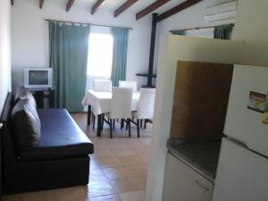 a kitchen and dining room with a table and chairs at Complejo Colon Village in Colón