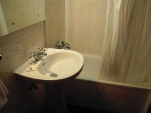 Phòng tắm tại Guesthouse Lusa Atenas