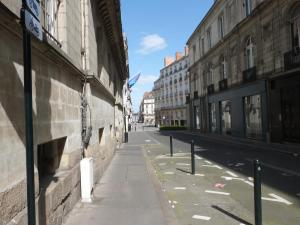 an empty street in a city with buildings at Chambre d'hôtes La grotte de Voltaire in Nantes