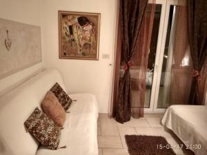 sala de estar con sofá y ventana en Villa Melina Appartamenti en Santa Maria di Castellabate
