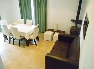 a dining room with a table and chairs and a couch at Complejo Colon Village in Colón +24 photos