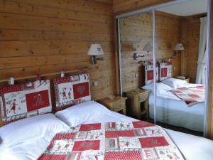 Un pat sau paturi într-o cameră la Le Caprice Des Neiges
