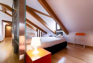 トリノにあるApartment Bijouxのベッドルーム1室(ベッド1台、テーブルの上にランプ付)