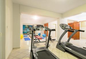 Fitness centrum a/nebo fitness zařízení v ubytování Karras Hotel