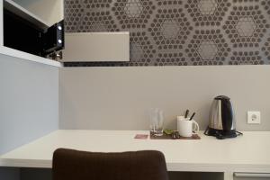 A kitchen or kitchenette at Hotel Mika Downtown