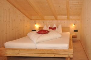 Postel nebo postele na pokoji v ubytování Ferienhütten Lechtal Chalets