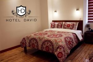 سرير أو أسرّة في غرفة في Hotel David