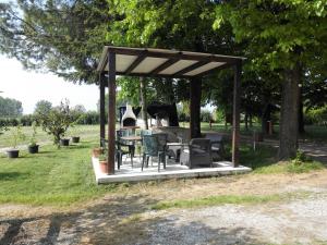 un cenador con mesa y sillas en un parque en Agriturismo Valpagliaro, en Formignana