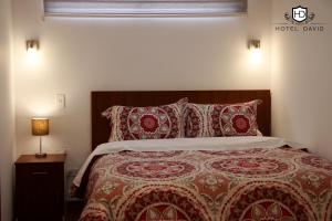 سرير أو أسرّة في غرفة في Hotel David