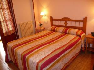 Łóżko lub łóżka w pokoju w obiekcie Hostal Gogar