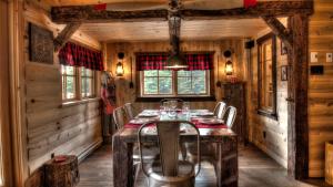 A restaurant or other place to eat at Le Bivouac - Les Chalets Spa Canada