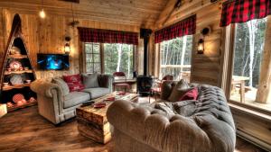 A seating area at Le Bivouac - Les Chalets Spa Canada