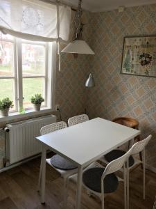 einen weißen Tisch und Stühle in einem Zimmer in der Unterkunft Jaktlyckan, Tuna Gård in Tuna