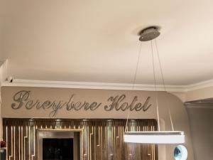 グランベにあるPereybere Hotel & Spaの天井から吊るされた永遠の家のホテルを読む看板