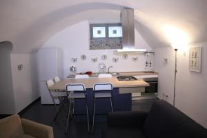 una cucina con lavandino e tavolo con sgabelli di B&B Giulio Cesare 24 a Palermo