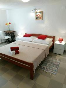 Кровать или кровати в номере Apartments Kadulja